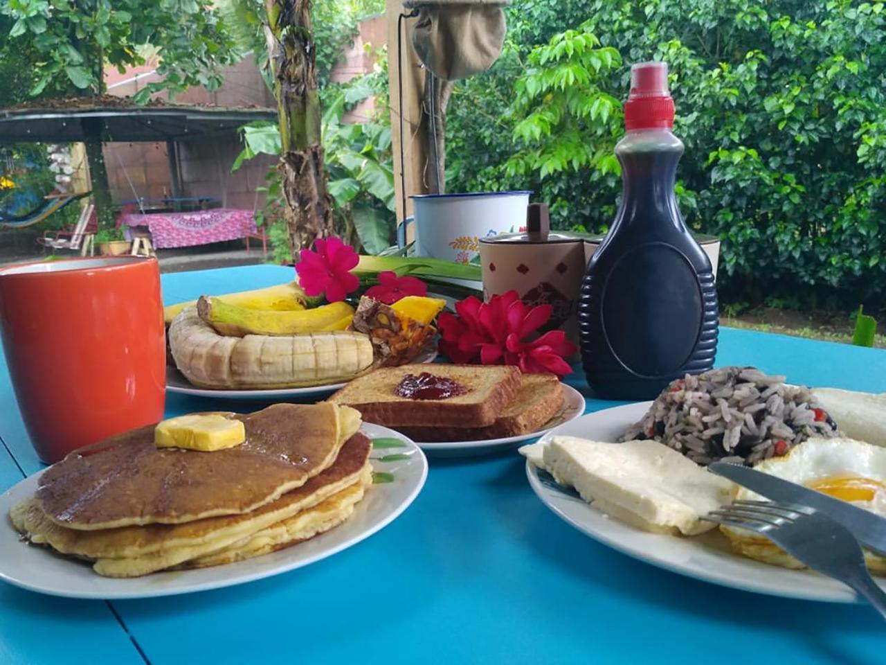 Wood House Hostel La Fortuna ภายนอก รูปภาพ